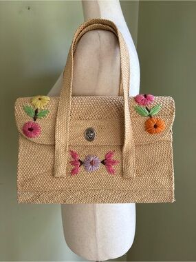Vintage Bermuda Craft Straw Handbag w/raffia floral decoration. Very nice shape